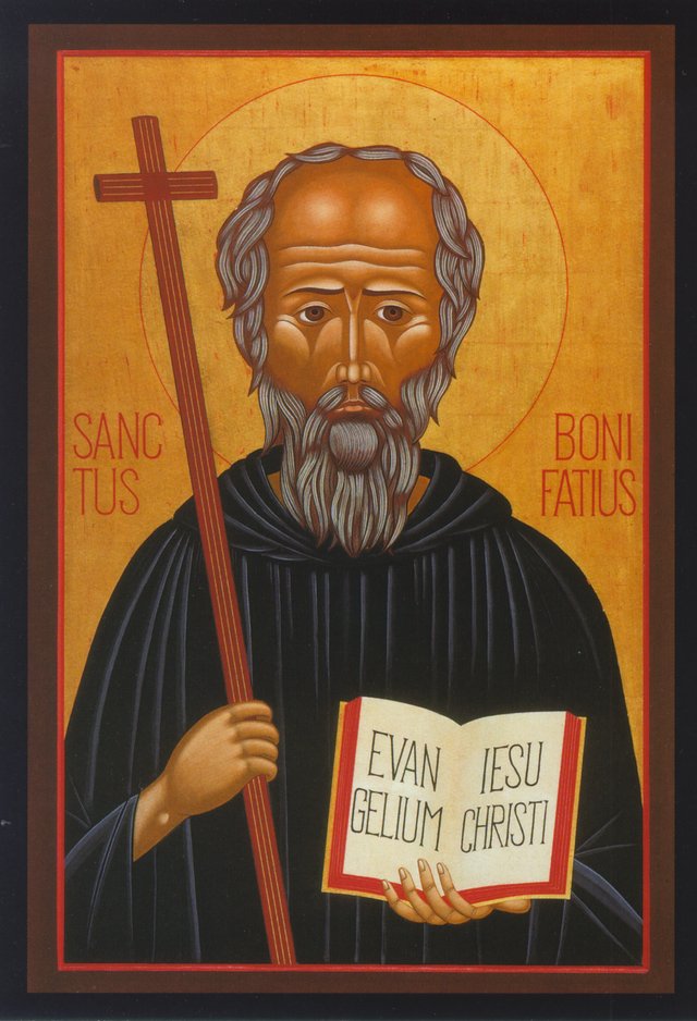 Ikone des Winfried Bonifatius, der ein Kreuz und das aufgeschlagene Evangelium hält