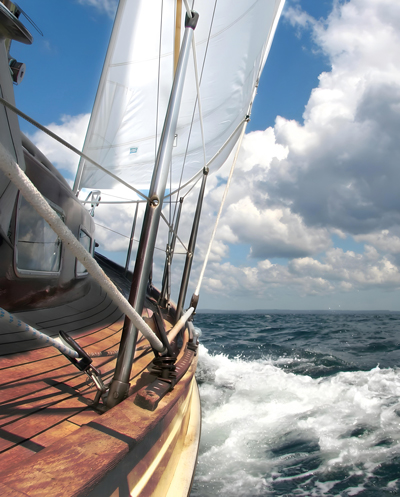 AS #13429312 Carina Hansen Ein Segelboot auf dem Meer und Wolken bei blauem Himmel